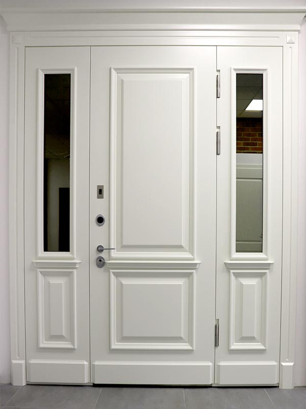 MDF dažytos šiuolaikinės namo šarvuotos lauko durys su stiklo paketais, išfrezuotais ornamentais su apvadais ir durų „karūna“