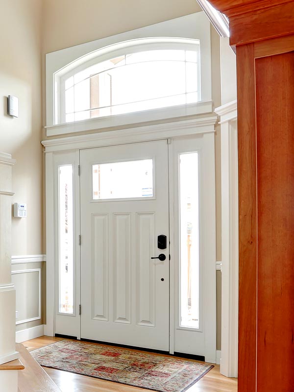 MDF dažytos šiuolaikinės namo šarvuotos durys su sandariu slenksčiu, stiklo šaliduriais, viršduriu bei derančia prie interjero „karūna“