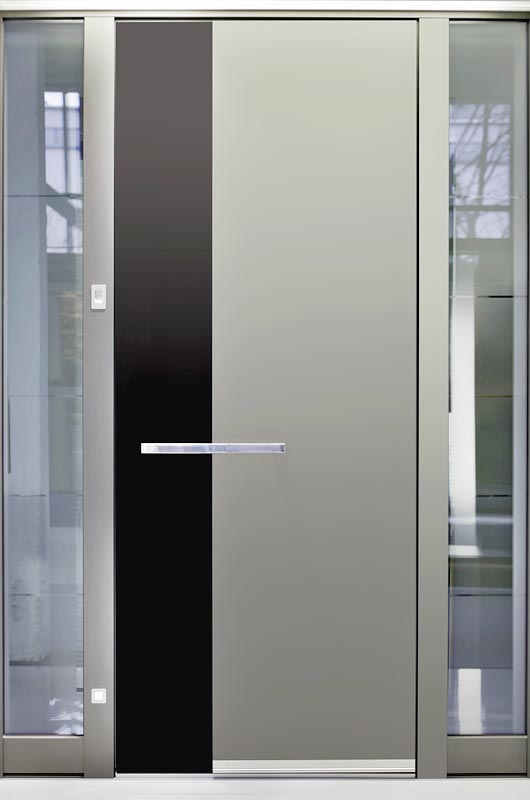 Tvirtos modernios aliuminio laiptinės durys su šviesiais tonuoto stiklo šaliduriais ir tamsiu stiklo paketu