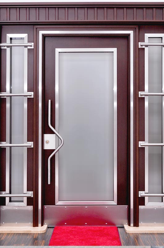 Namo laiptinės klasikinės durys su stiklo varčia, šaliduriais, nerūdijančio plieno detalėmis ir tausojančia duris spyrlente