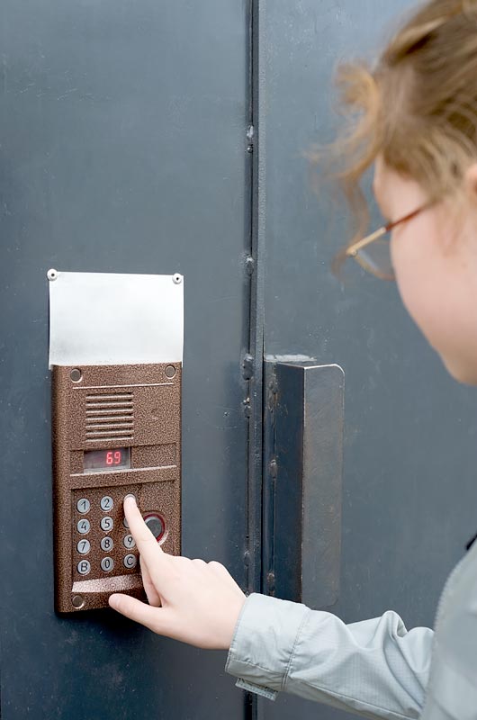 Laiptinės metalinės durys su telefonspyne (domofonu)