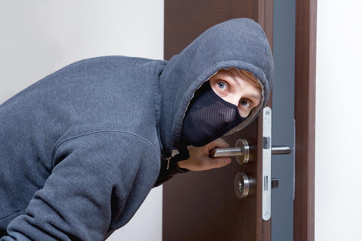 Šiais laikais nusikaltėliai gali patekti į vidų, atsirakinę nesaugias spynas, nepažeisdami durų