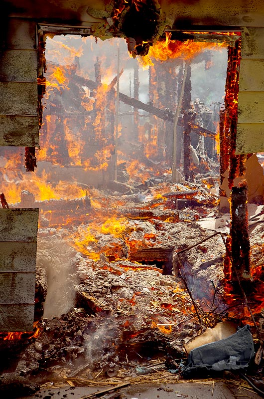 Įvertiname gaisro nepataisomai sugadintų medinių arba plastikinių durų draudžiamojo įvykio žalą ir pakeičiame duris naujomis
