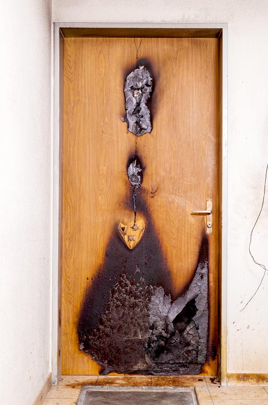 Įvertiname nudegusio šarvuotų durų skydo žalą ir ant išlikusios metalinės konstrukcijos pakeičiame tik durų skydą, nekeisdami pačių durų