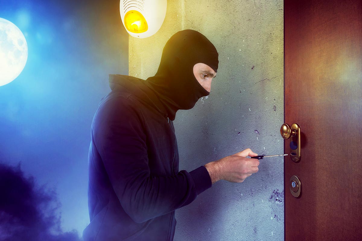 Šiuolaikiniai nusikaltėliai dažnai patenka pro nesaugias spynas, nepažeisdami durų