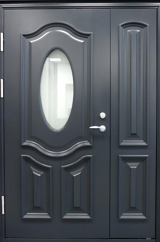 Namo lauko šarvuotų durų vidinės pusės frezuotas ir dažytas MDF skydas su saugiomis spynomis ir skląsčiu-„naktinuku“