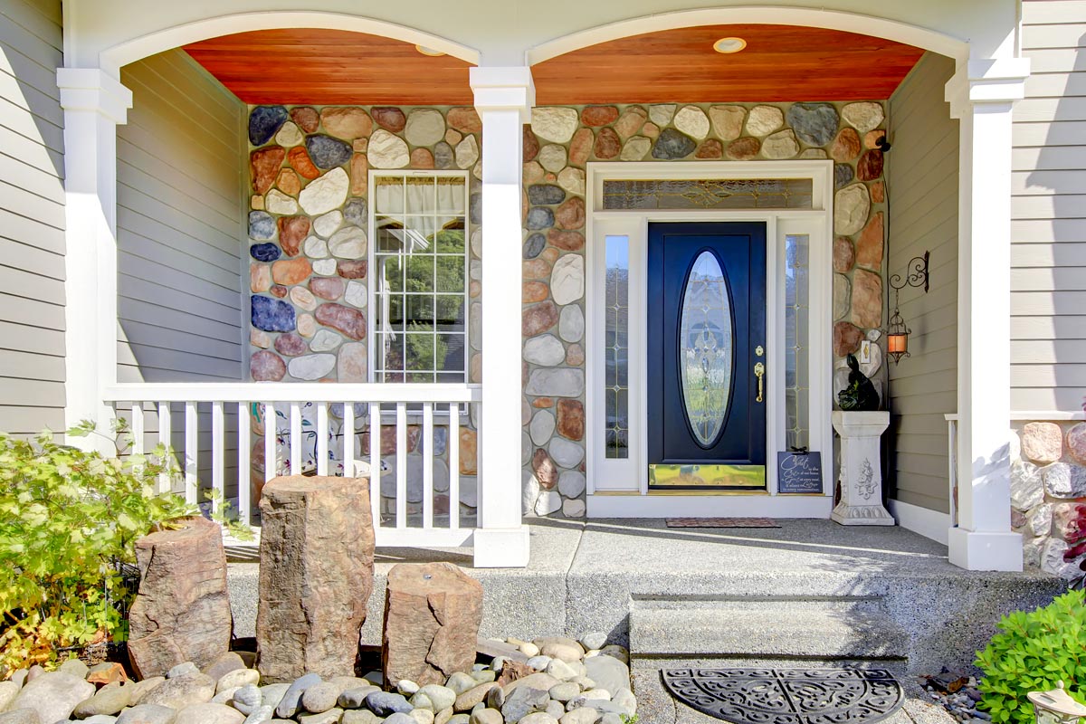 Kompozicinės namo durys su spyrlente, šaliduriais, viršduriu ir stiklo paketu